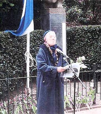 Herdenken_bij_het_buikschot_monument. Willy draagt haar gedicht over Elkan Roe voor.  